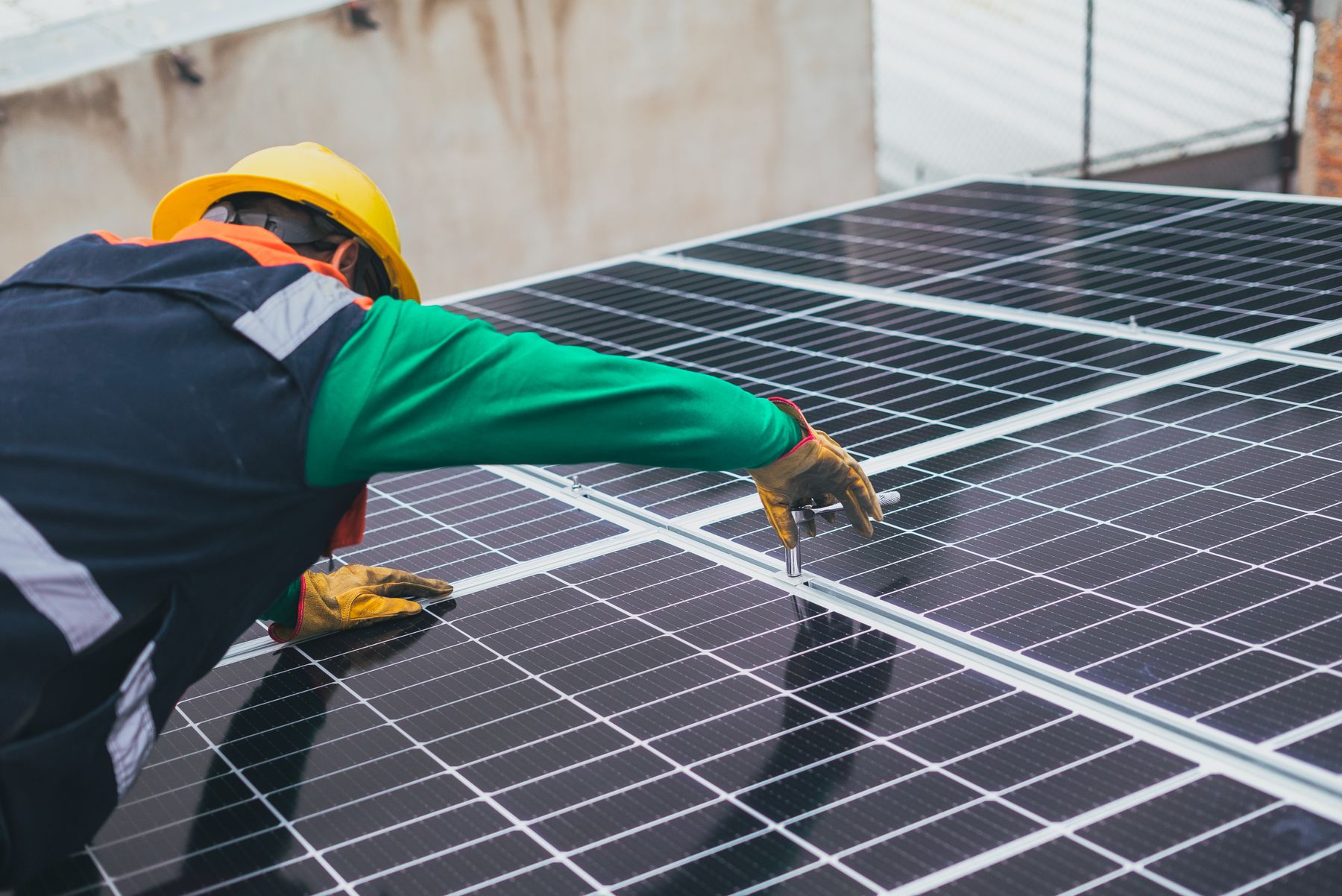 Technicien installant des panneaux photovoltaïques sur une toiture