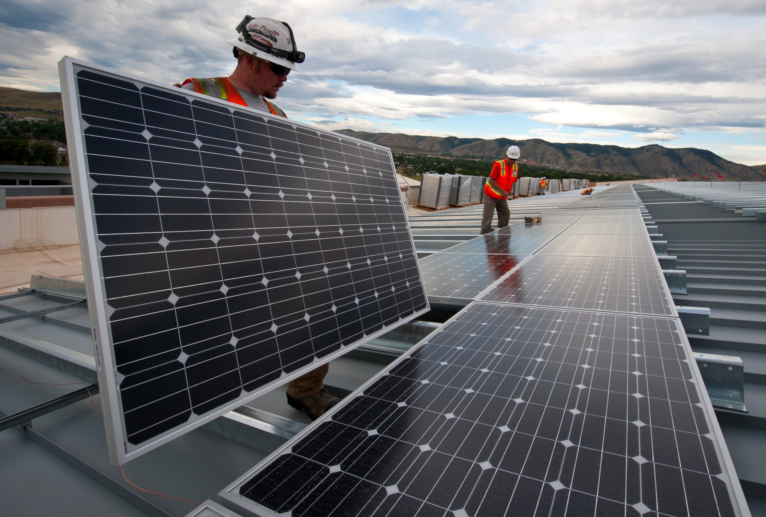 Techniciens installant et inspectant des panneaux photovoltaïques